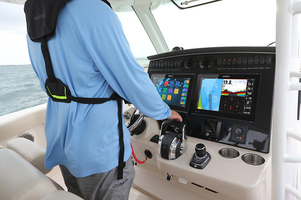 Boston Whaler 380 Outrage фото 1.1