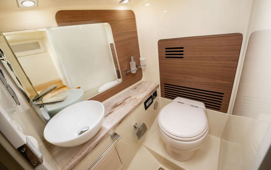 Chris-Craft Launch 31 GT (available in Montenegro) фото 1.4