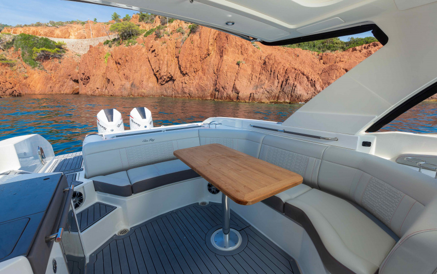 Sea Ray  SLX 350 OB (Outboard) фото 1.9