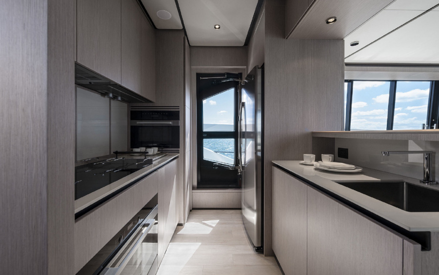 Ferretti Yachts 860 фото 1.7